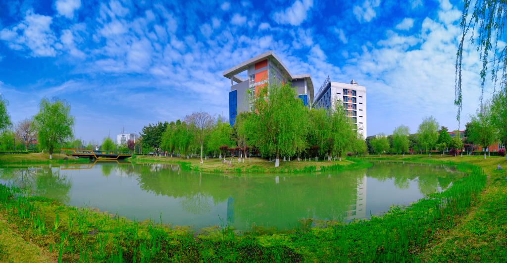 2025年6月-智慧之声，浸润校园：鹰米自助讲解系统点亮成都铁路卫校展厅<